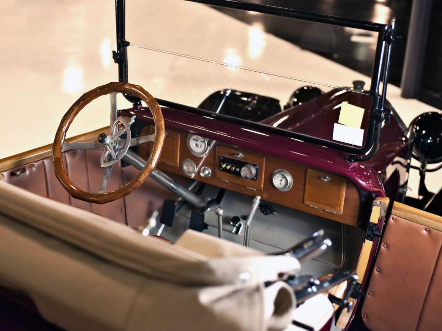  Oldsmobile Model 44 Roadster 1915 года  (фото 2 из 2)